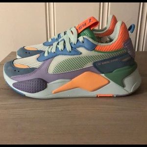 Multi color Wmn Pumas. Used a couple of times.